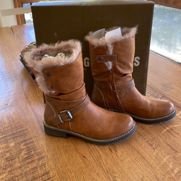 Donated 🆕G.C boots 🔥 brand new in box ! - Picture 2 of 8